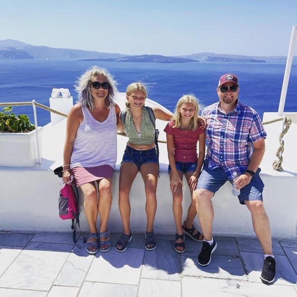 Meet your Posher, Jennifer - Picture 3 of 3